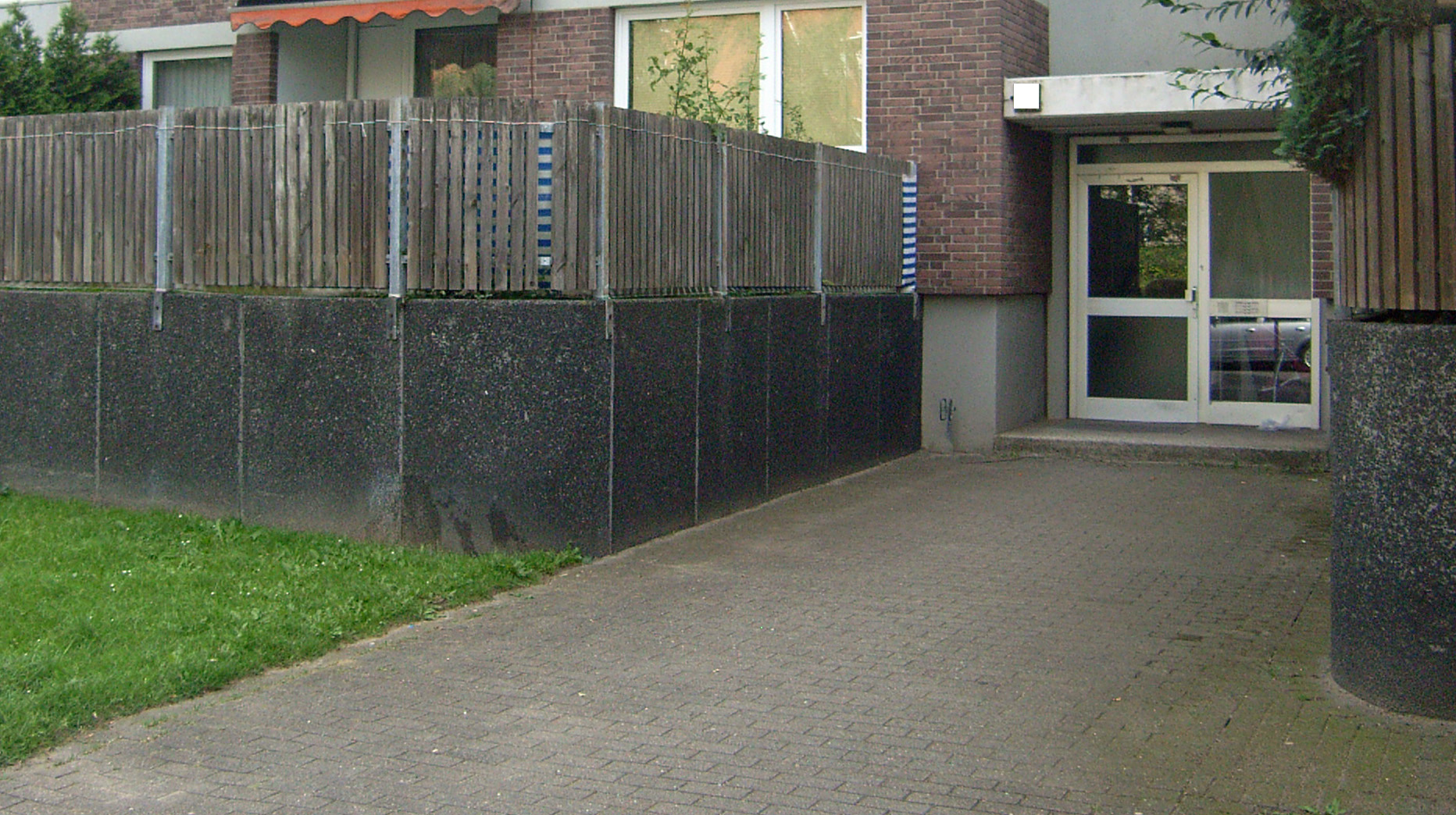 Das Bild zeigt den Eingang zu einem Wohngebäude.
