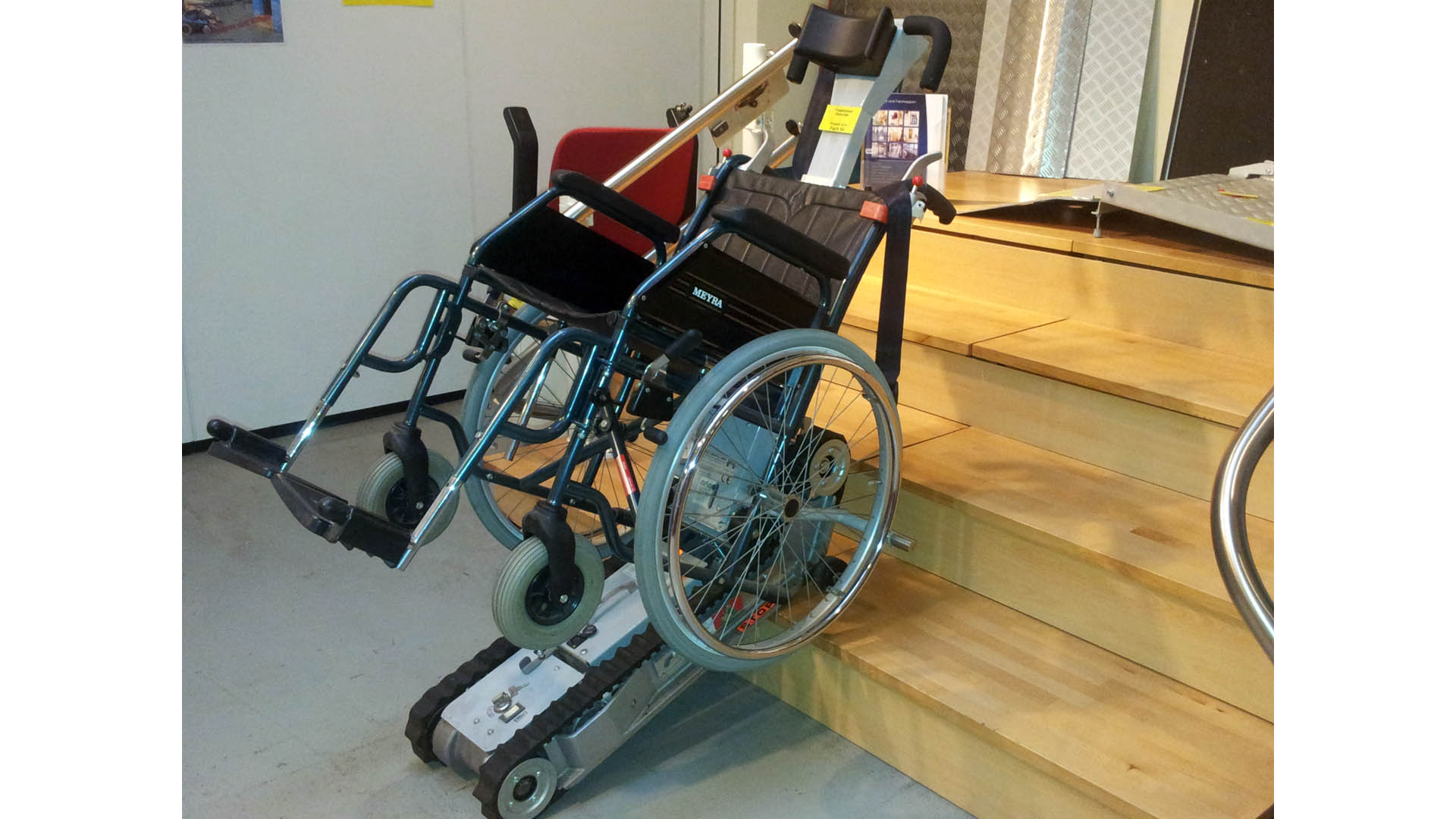 Demonstration: Treppenraupe mit Rollstuhl 